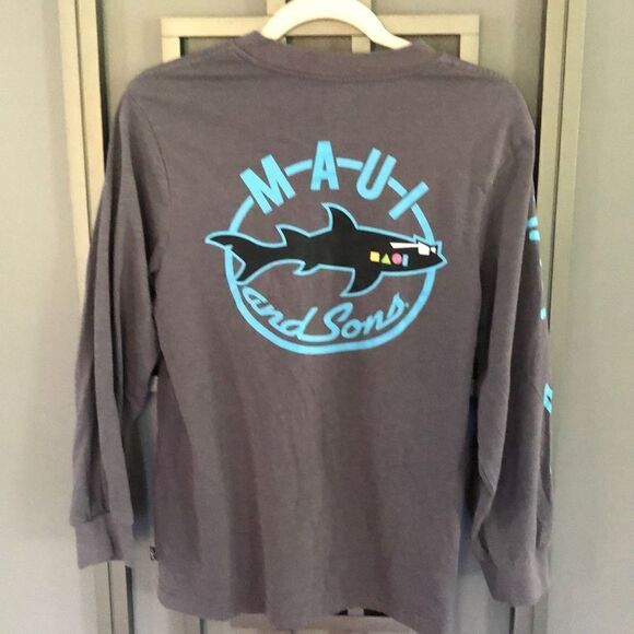 Maui and Sons Graphic T-shirt, long sleeve, gray size small shark - Picture 1 of 4